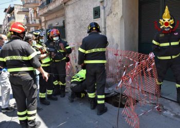 Voragine in strada a Palermo: profonda oltre 16 metri