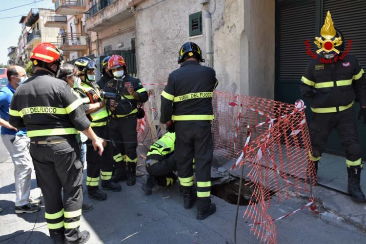 Voragine in strada a Palermo: profonda oltre 16 metri