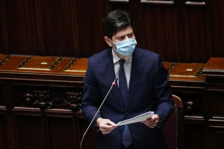 Speranza: i vaccini l'arma più importante contro pandemia