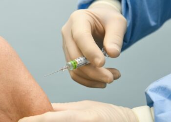 Vaccini Covid, 18 reazioni gravi ogni 100 mila dosi
