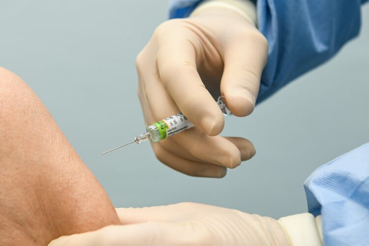 Vaccini Covid, 18 reazioni gravi ogni 100 mila dosi