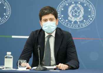Tumore al seno, Speranza firma decreto: 20 mln per test genomici gratis