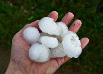 Tempesta di grandine in autostrada: auto danneggiate su A1