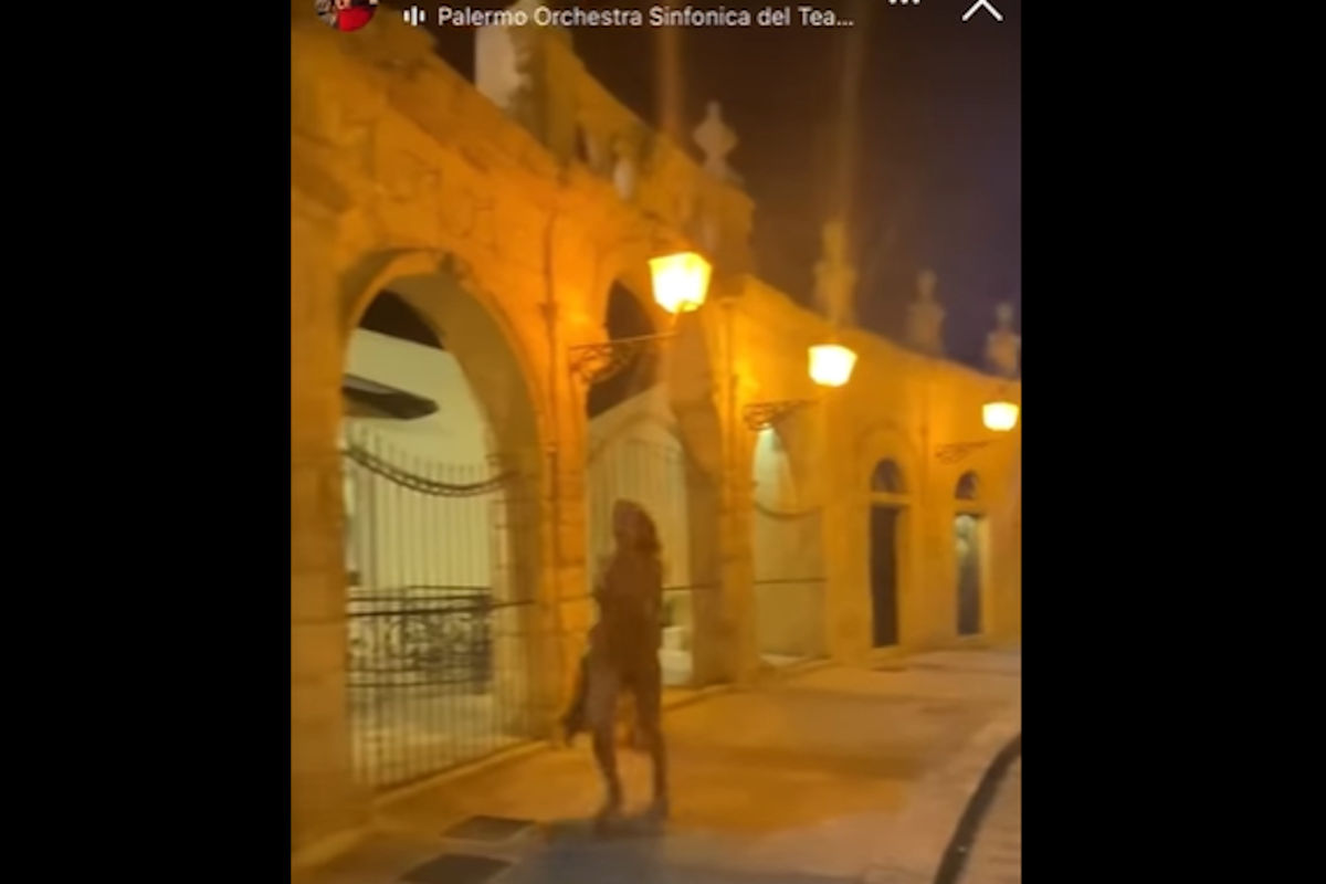 Alessia Marcuzzi in vacanza a Ispica VIDEO