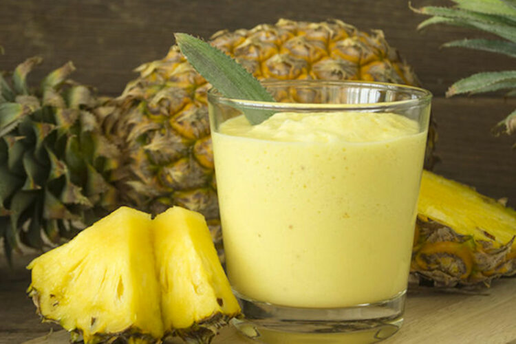 Pineapple centrifuge against swollen stomach and cellulite
