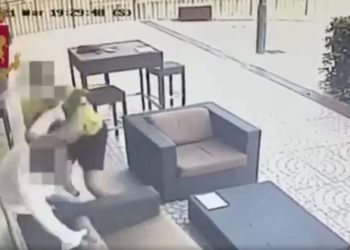 Entra in un bar e aggredisce avvocato: le immagini video