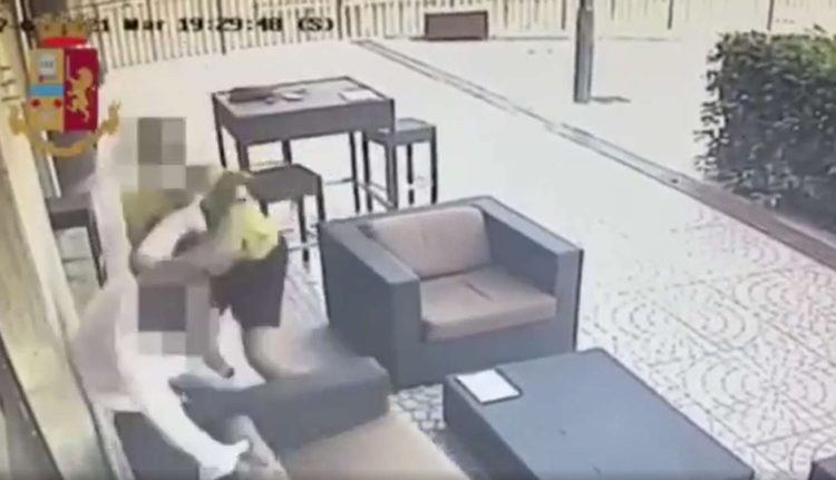 Entra in un bar e aggredisce avvocato: le immagini video