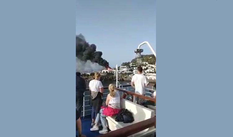 Incendio Panarea: a fuoco terrazza vip hotel Raya