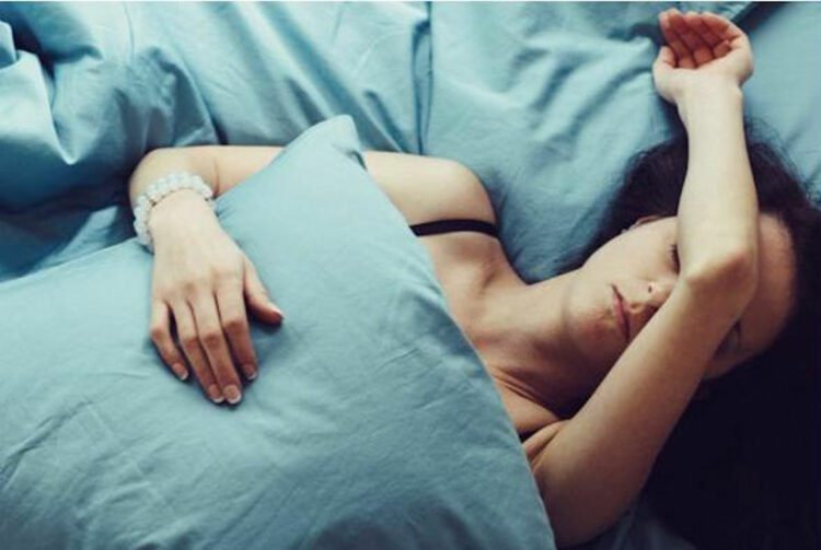 Cosa fare per dormire bene in estate nonostante il caldo?