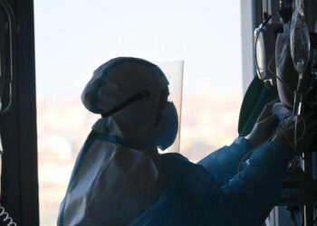 Covid, rischio trombosi elevato per uomini over 50 positivi