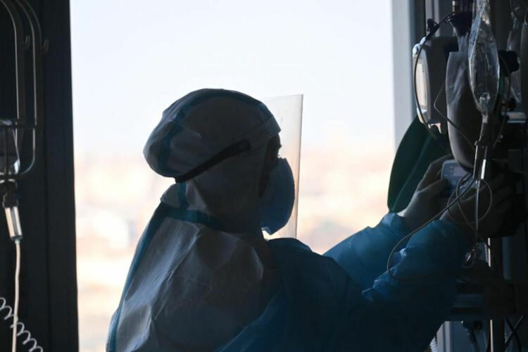Covid, rischio trombosi elevato per uomini over 50 positivi