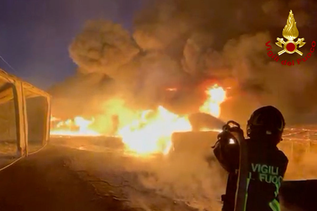 Incendio in un' azienda agricola a Marina di Ragusa