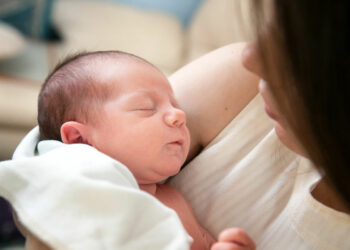 Mamme vaccinate: il latte materno protegge i neonati dal Covid