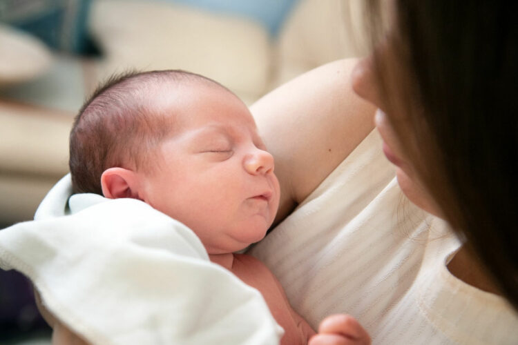 Mamme vaccinate: il latte materno protegge i neonati dal Covid