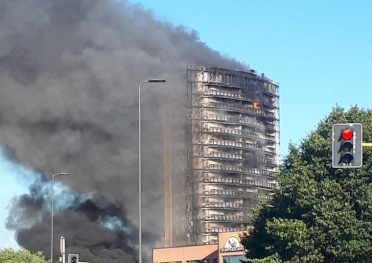 Maxi incendio in un grattacielo a Milano: pannelli bruciati come burro VIDEO
