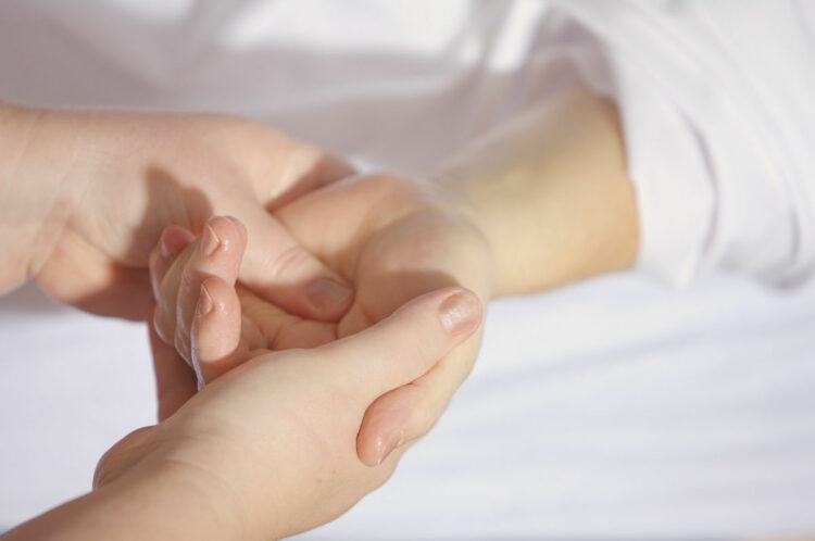 Pochi sanno cosa si nasconde dietro al formicolio alle dita delle mani