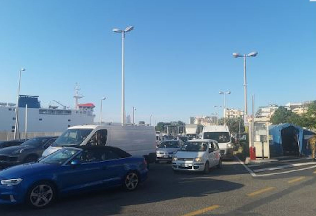 Record di arrivi in Sicilia già a rischio zona gialla: 3 ore di fila ai traghetti