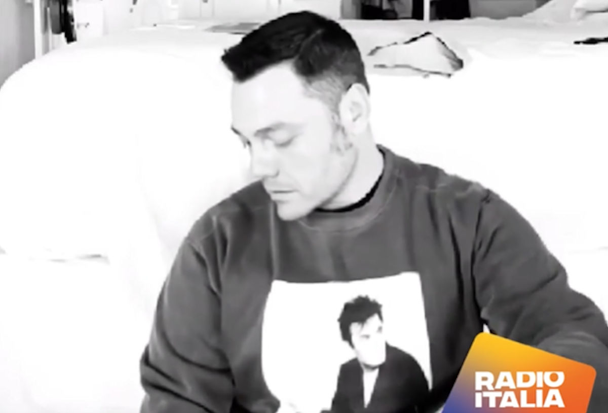 Tiziano Ferro rende omaggio a Mango: Bella d'estate VIDEO