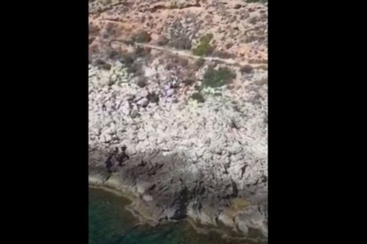 Turista con scooter precipita dalla scogliera: video diventa virale