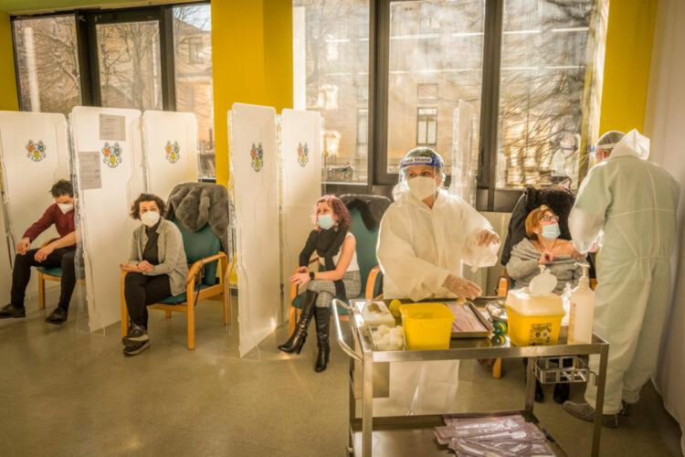 Variante Delta Covid, quanto contagiano i vaccinati?