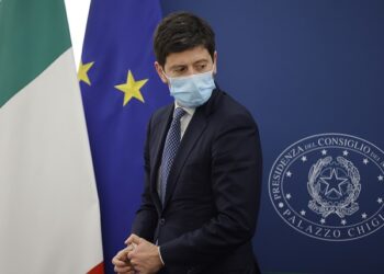 Speranza: il virus è forte, più vaccini o non escludiamo restrizioni