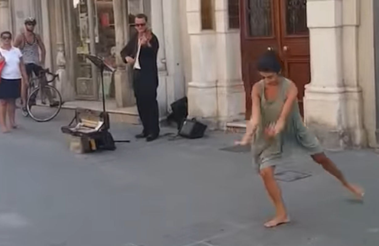 Ballerina danza sulle note di un musicista di strada: il VIDEO che commuove il web