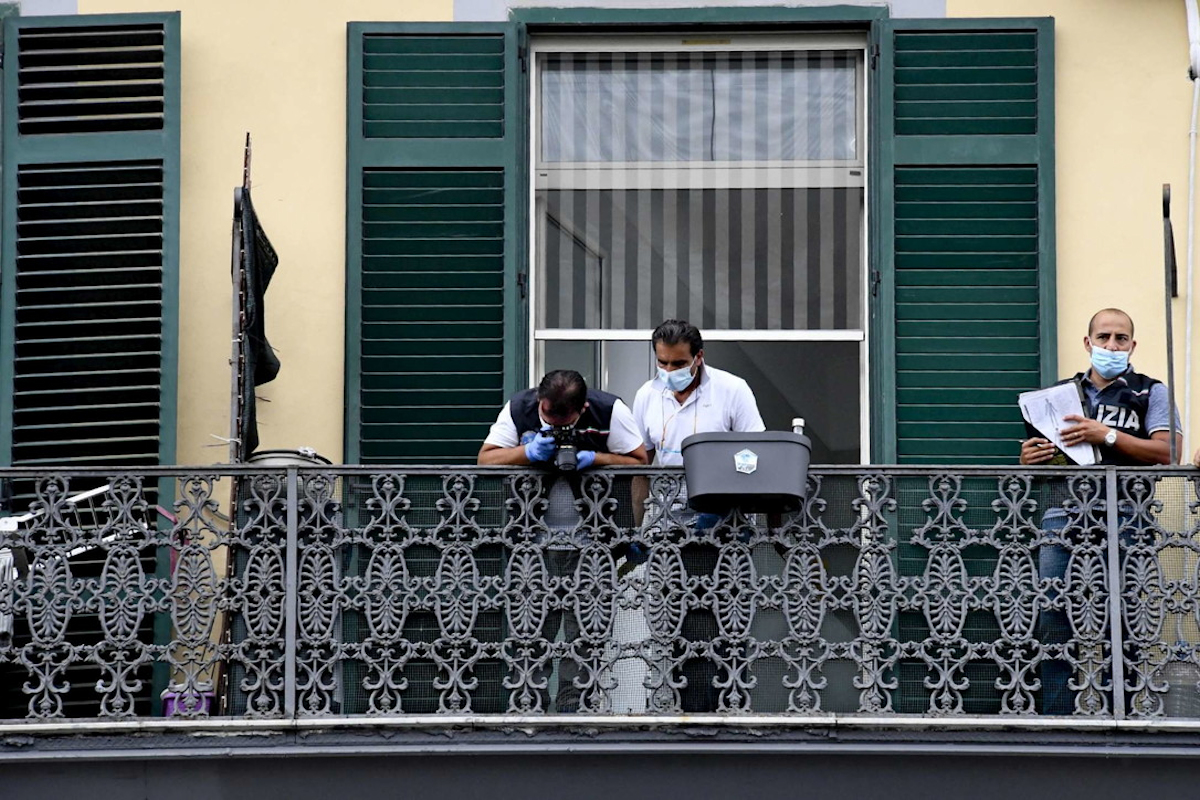 Bambino morto a Napoli: l'ho lasciato cadere giù. Poi sono andato a mangiare pizza