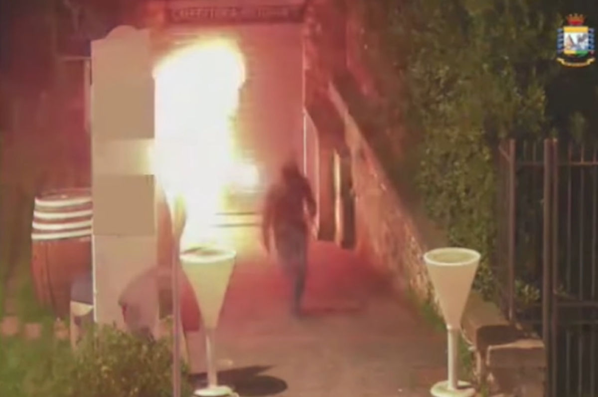 Bomba carta in un locale a Firenze: uomo lascia bomba che esplode VIDEO