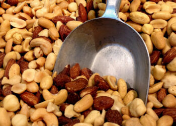 I cibi che fanno bene alla salute dei capelli: la cura parte dalla dieta