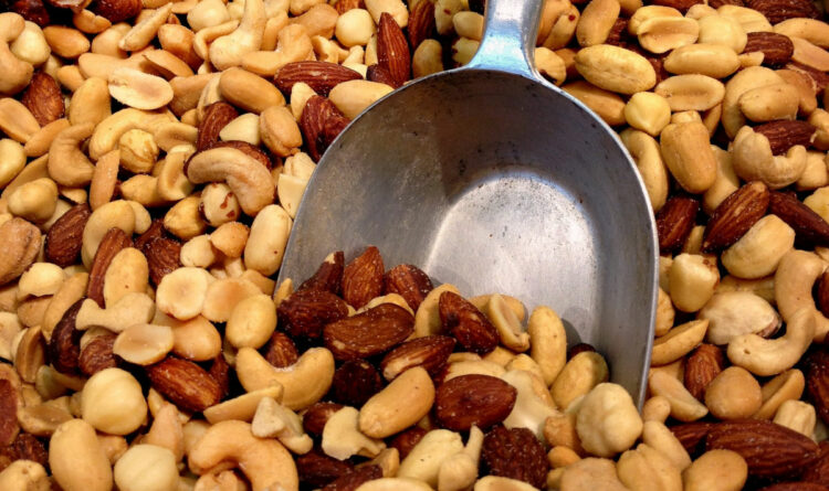 I cibi che fanno bene alla salute dei capelli: la cura parte dalla dieta