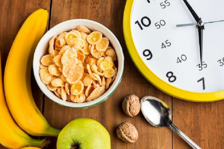 Digiuno intermittente, come dimagrire con la dieta del 16 e dell'8: si mangia tutto