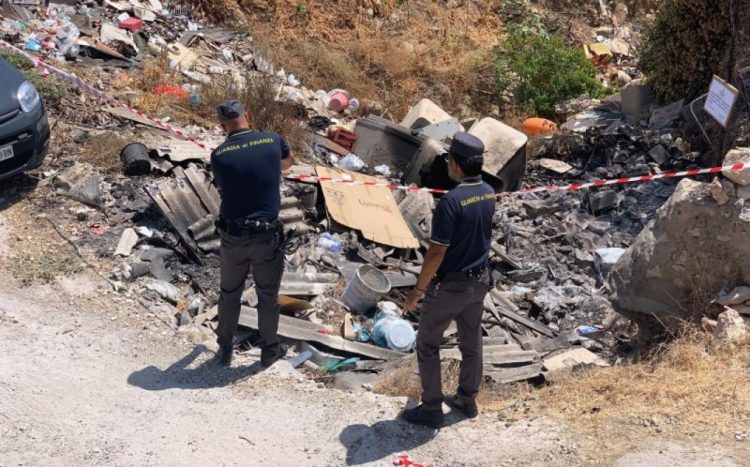 Discarica di rifiuti pericolosi sequestrata a Motta Sant’Anastasia