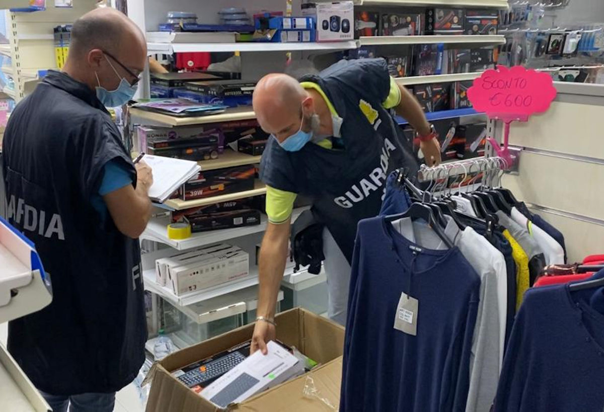 Gdf Palermo: sequestrati oltre 1300 articoli contraffatti VIDEO