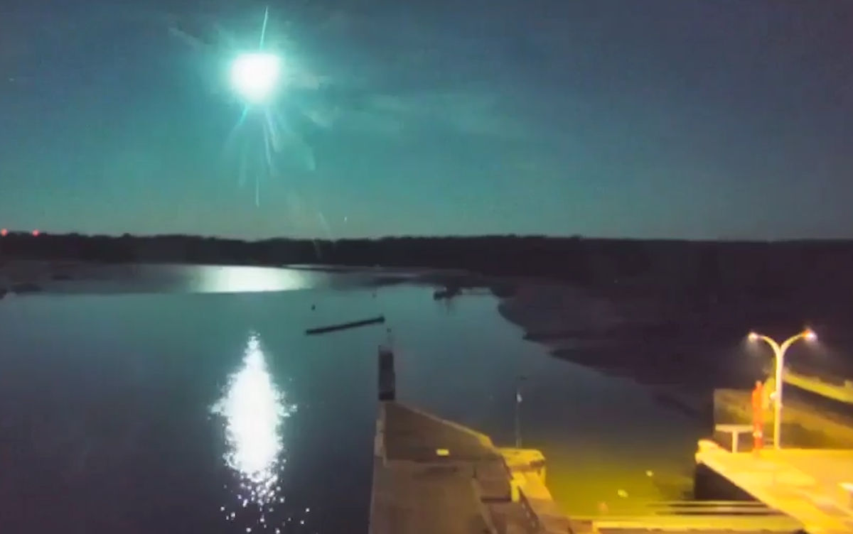 Meteora illumina il cielo in Francia: ecco le spettacolari immagini VIDEO