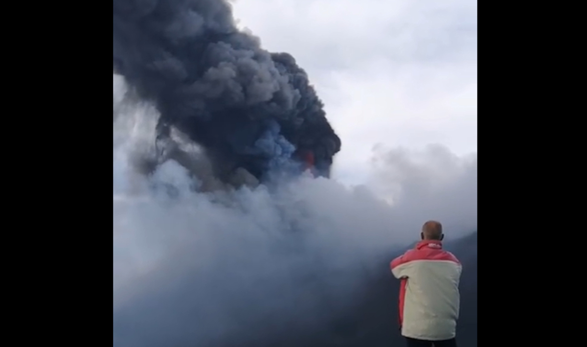 Nuova eruzione dell’Etna, intensa emissione di cenere: le immagini VIDEO