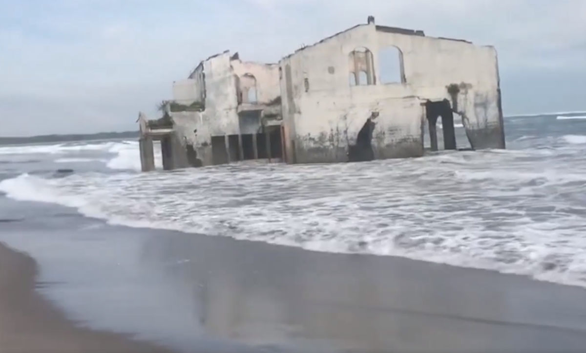 La misteriosa e spettrale villa che sprofonda nel mare: fantasmi tra le onde VIDEO