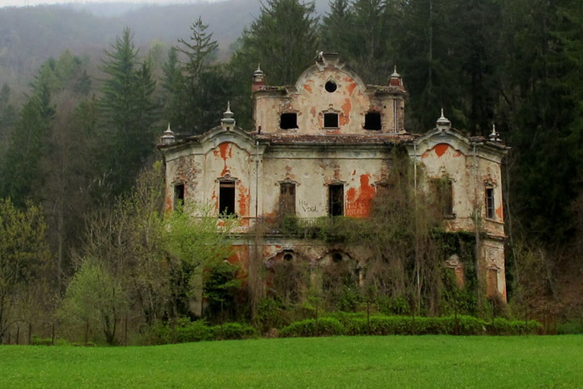 Villa De Vecchi, la casa rossa dei fantasmi: fra le case più infestate d'Italia VIDEO