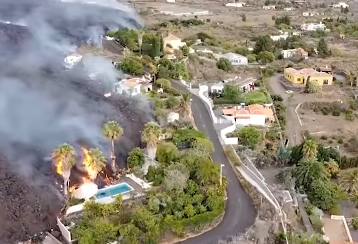 Vulcano Canarie, le terribili immagini della lava sulle case: nube verso Sicilia VIDEO