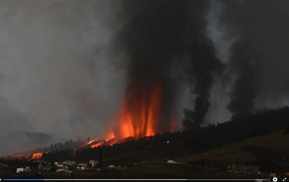 Eruzione vulcano Canarie: la lava seppellisce case e strade VIDEO