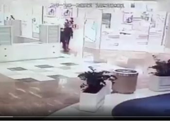 Crolla controsoffitto di un negozio del centro commerciale di Siracusa: momenti di panico