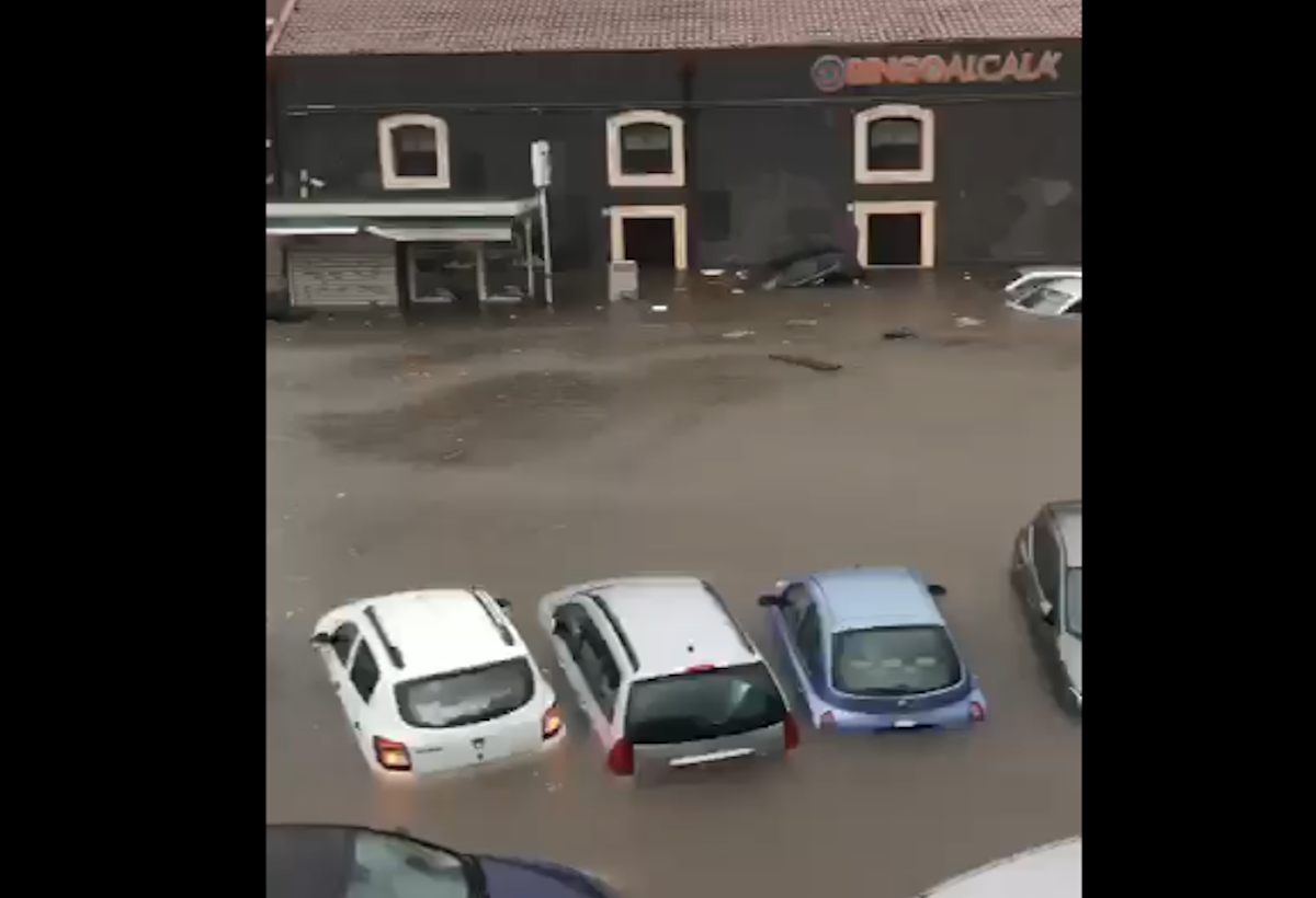 Maltempo, nubifragio a Catania: strade allagate e blackout elettrico VIDEO