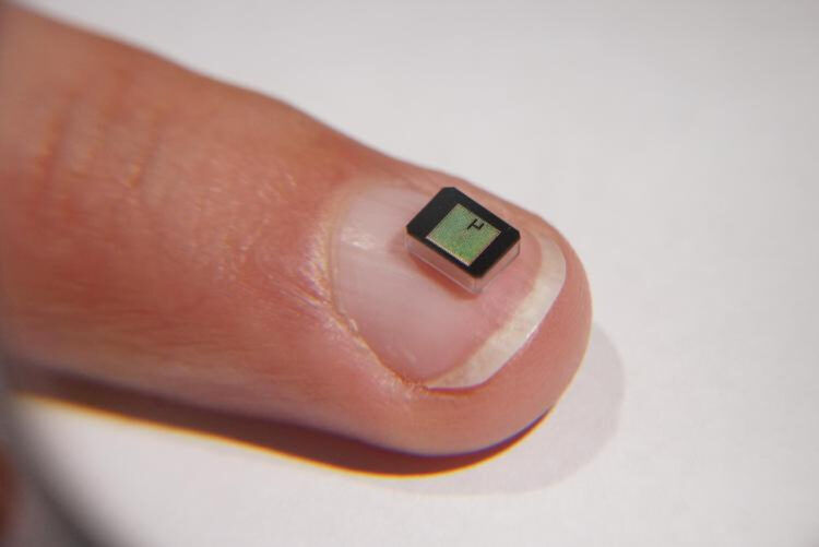 Retina bionica per 70enne cieco impiantata al Gemelli di Roma: dal buio alla luce