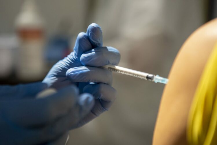 Vaccino, Aifa: via libera al richiamo J&J dopo 6 mesi con mRNA
