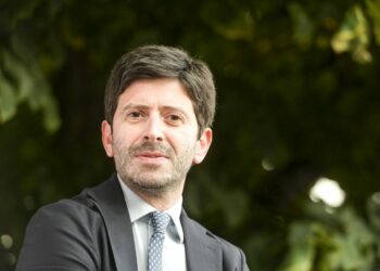 Vaccino Covid, Speranza: Bimbi da dicembre, terza dose anche sotto 60 anni