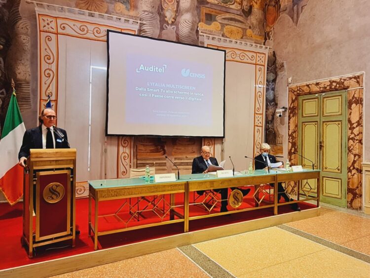 5 schermi in ogni famiglia, Internet cambia la Tv