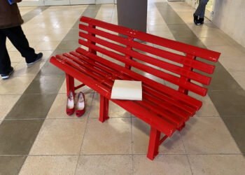 I tre ospedali di Ragusa oggi per la Giornata internazionale per l'eliminazione della violenza contro le donne saranno illuminati di rosso. Installate anche panche rosse