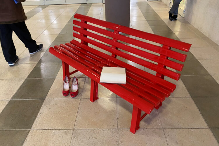 I tre ospedali di Ragusa oggi per la Giornata internazionale per l'eliminazione della violenza contro le donne saranno illuminati di rosso. Installate anche panche rosse