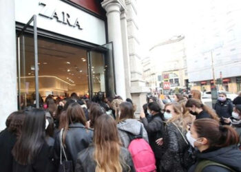 Folla stamattina davanti al negozio Zara di Milano per il Black Friday