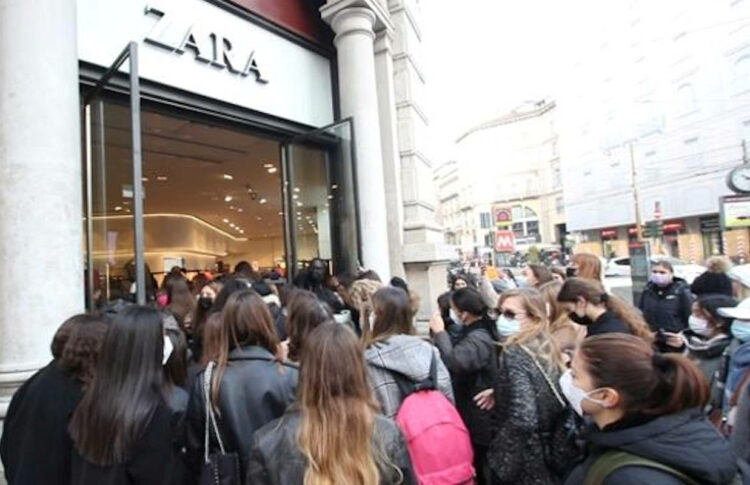 Folla stamattina davanti al negozio Zara di Milano per il Black Friday