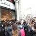 Folla stamattina davanti al negozio Zara di Milano per il Black Friday